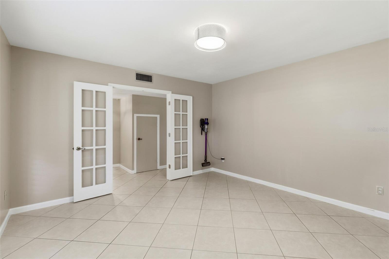 302 BLOOMINGFIELD DR — photo 18