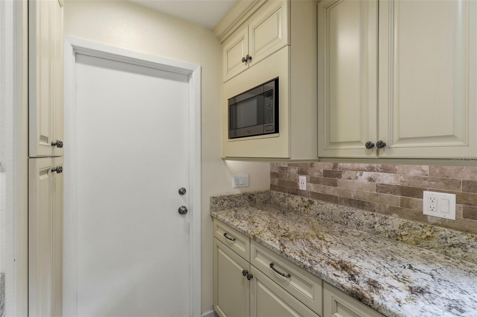 302 BLOOMINGFIELD DR — photo 21
