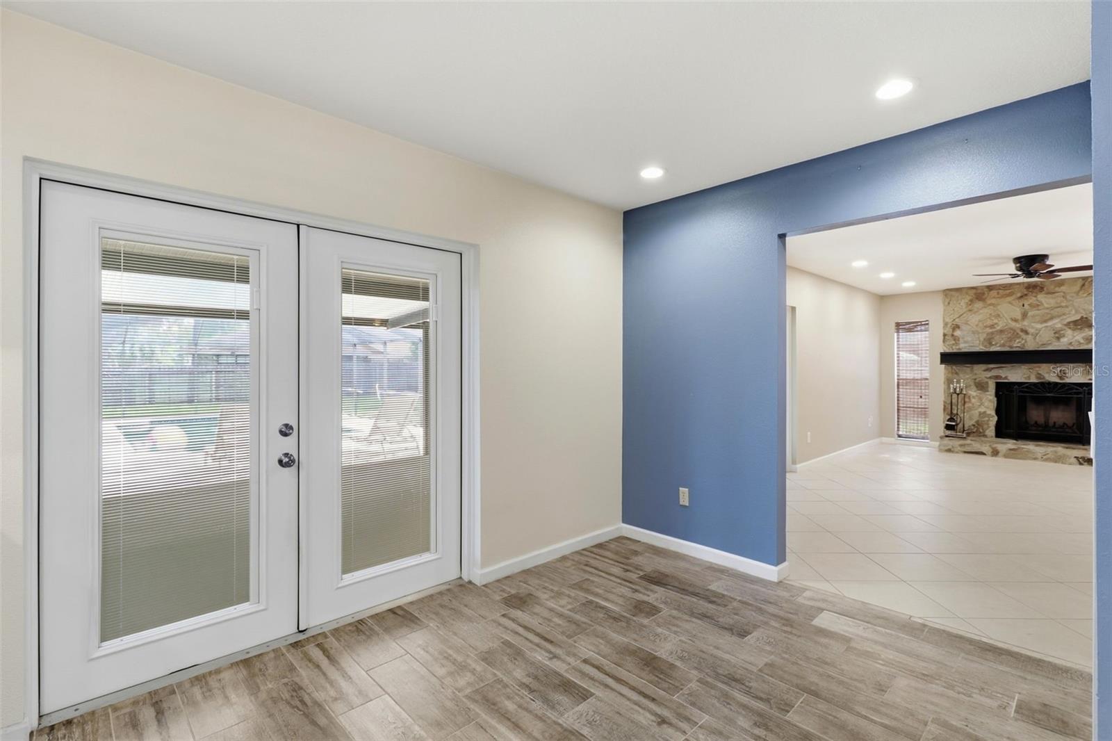 302 BLOOMINGFIELD DR — photo 25
