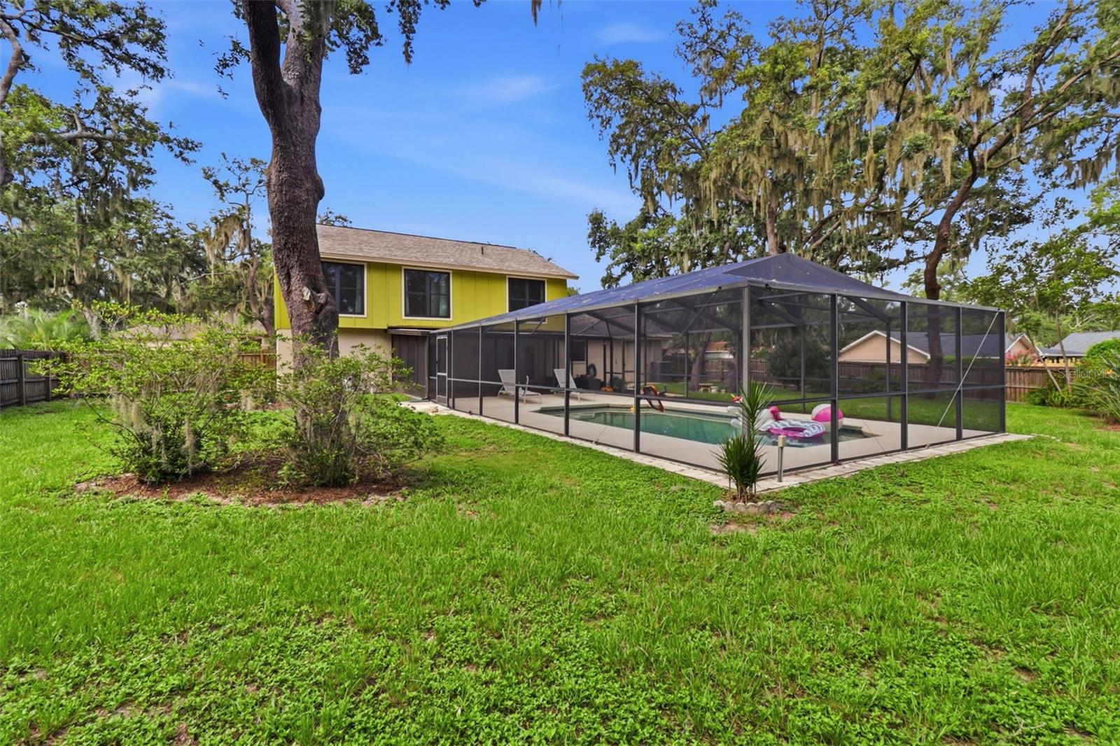 302 BLOOMINGFIELD DR — photo 2