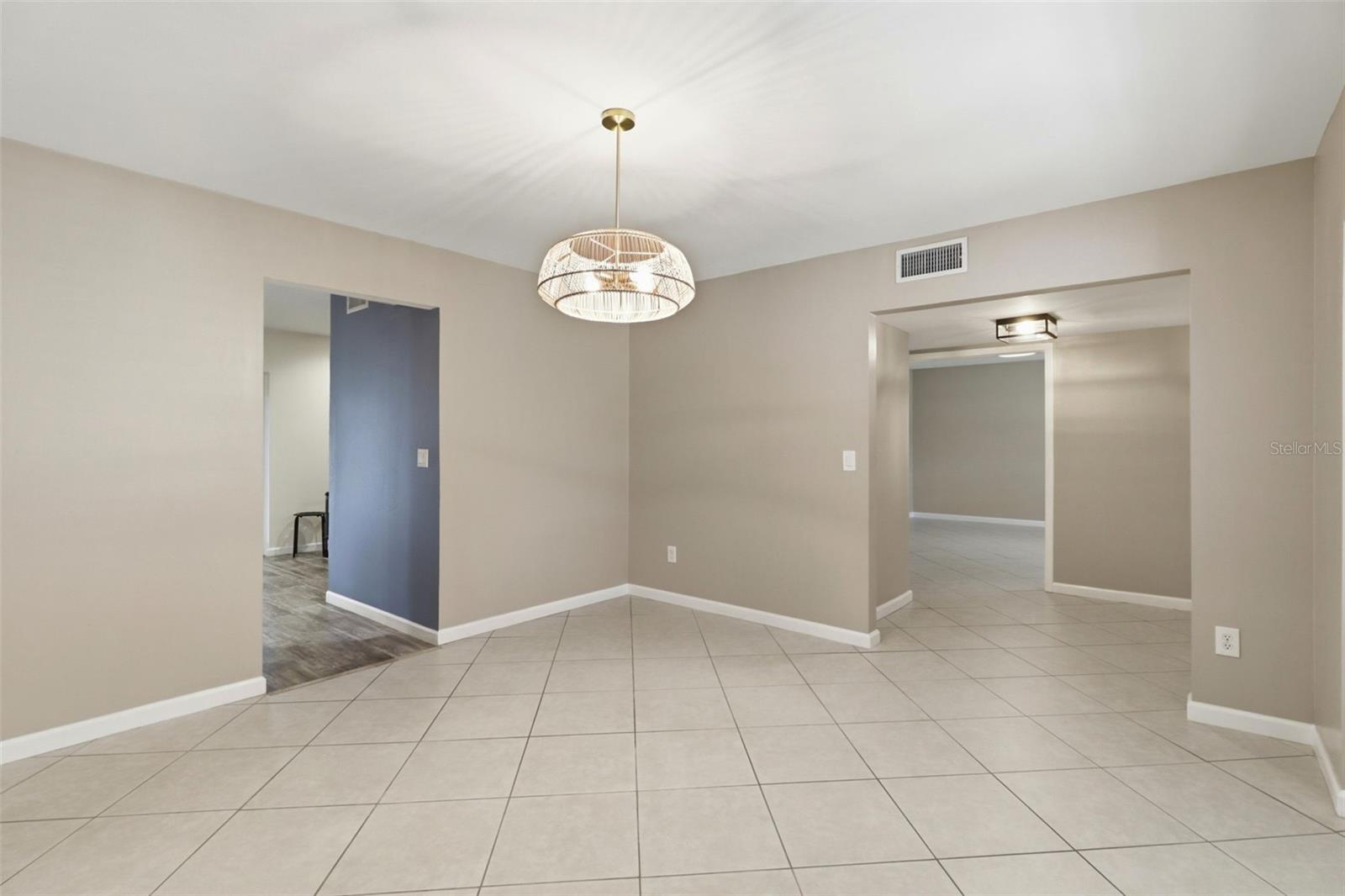 302 BLOOMINGFIELD DR — photo 15
