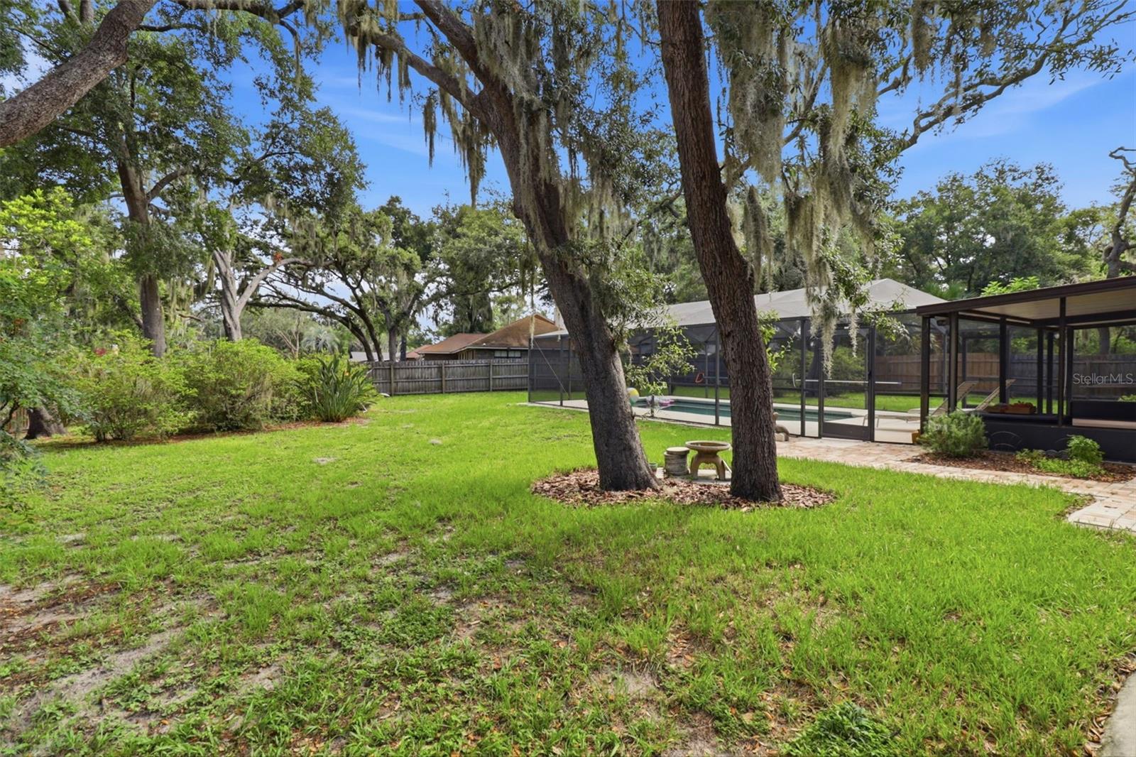 302 BLOOMINGFIELD DR — photo 53