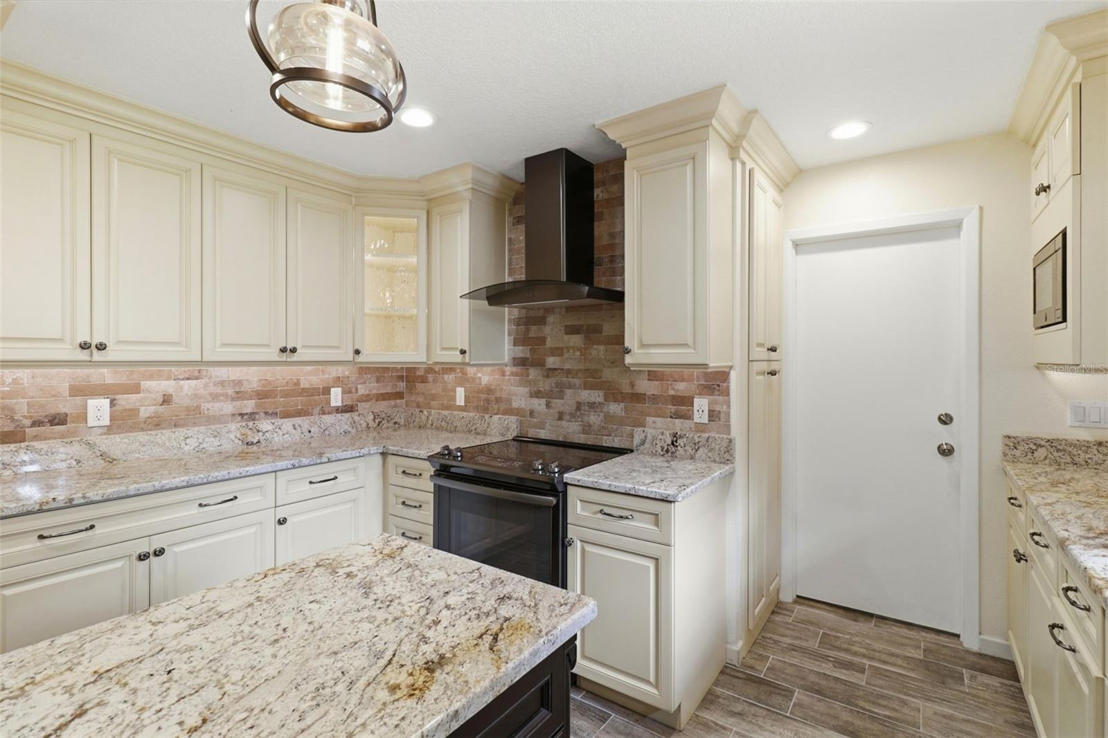 302 BLOOMINGFIELD DR — photo 20