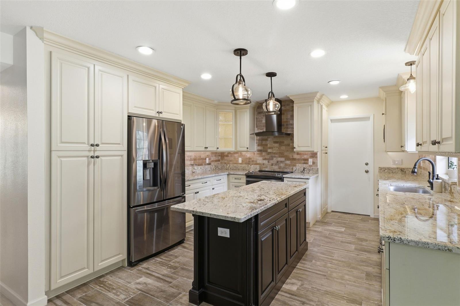 302 BLOOMINGFIELD DR — photo 4