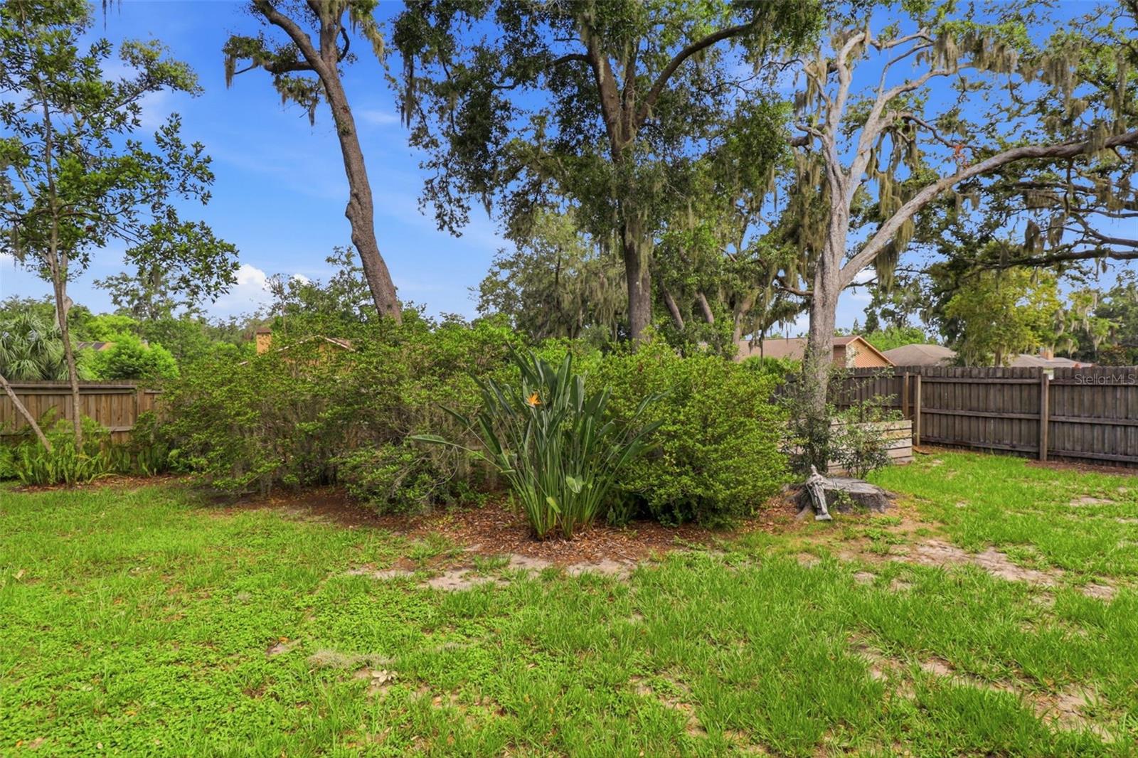302 BLOOMINGFIELD DR — photo 54