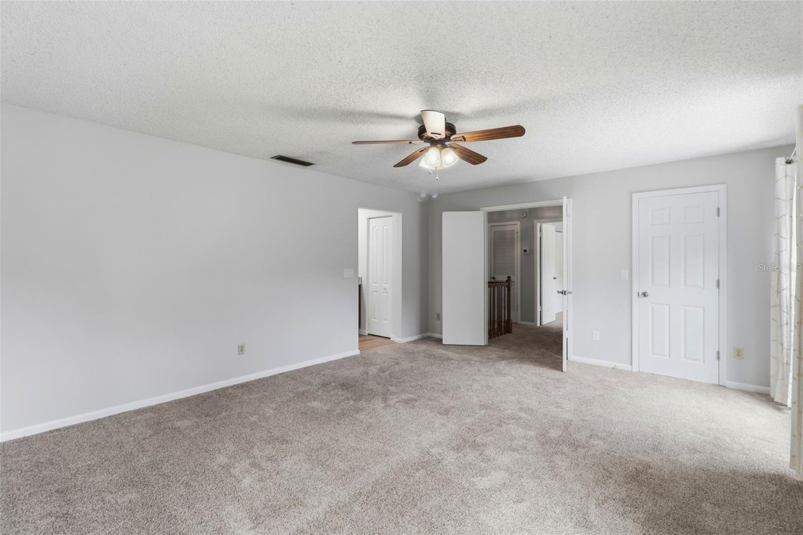 302 BLOOMINGFIELD DR — photo 33