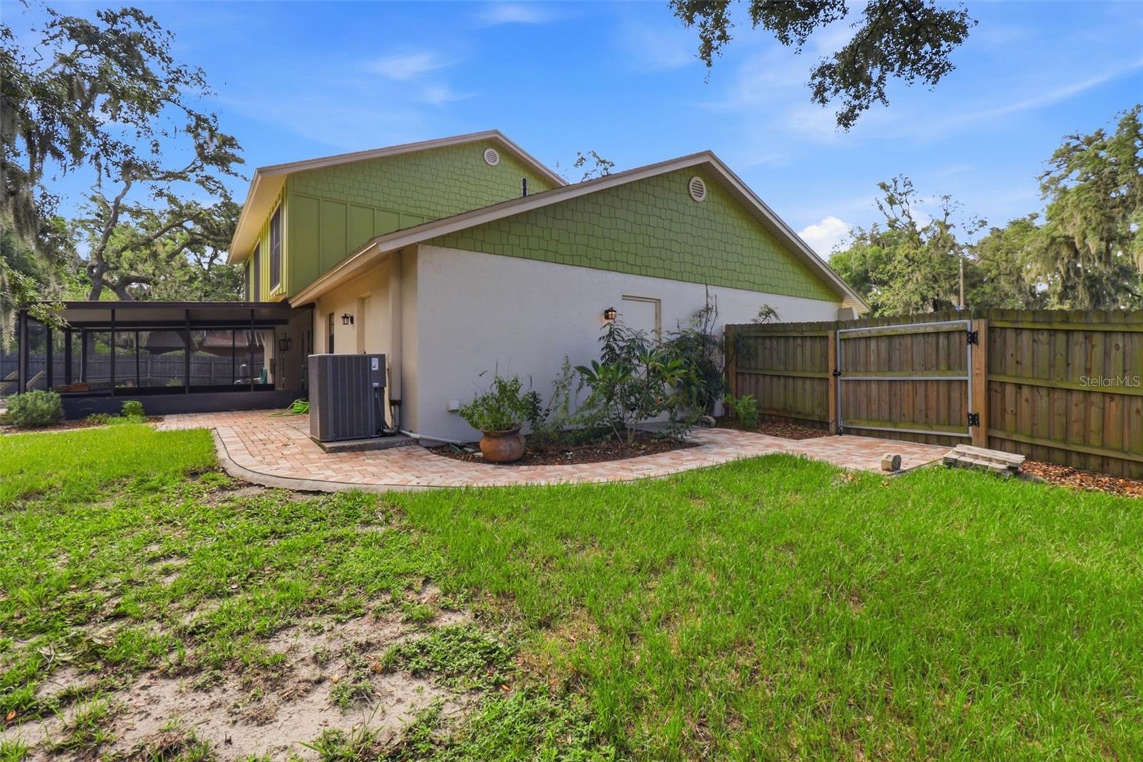 302 BLOOMINGFIELD DR — photo 52