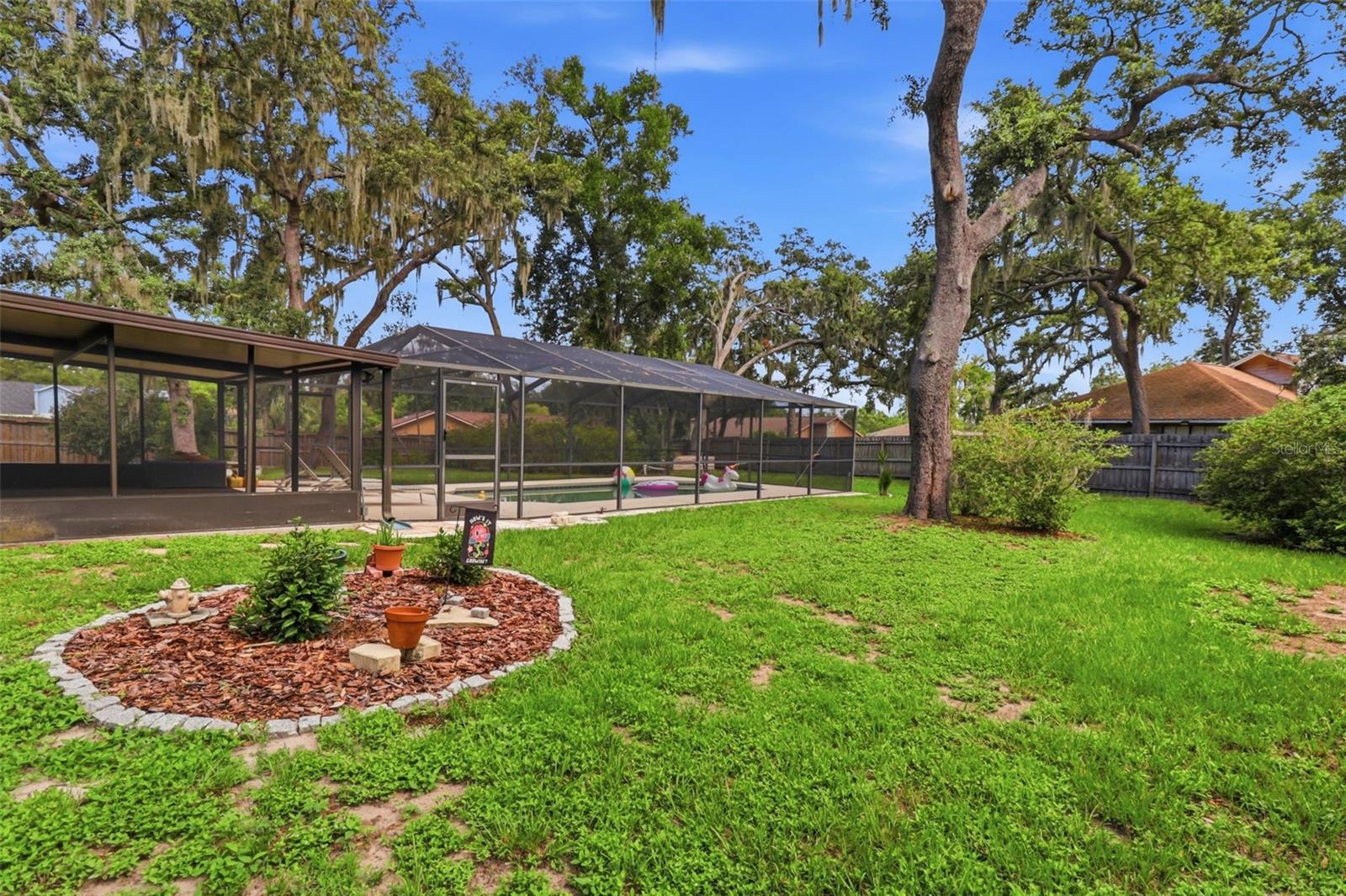 302 BLOOMINGFIELD DR — photo 50