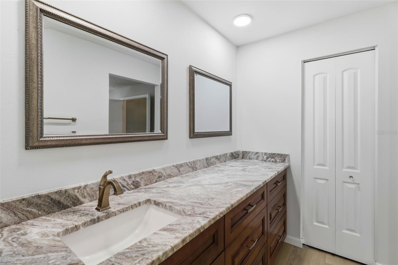 302 BLOOMINGFIELD DR — photo 36