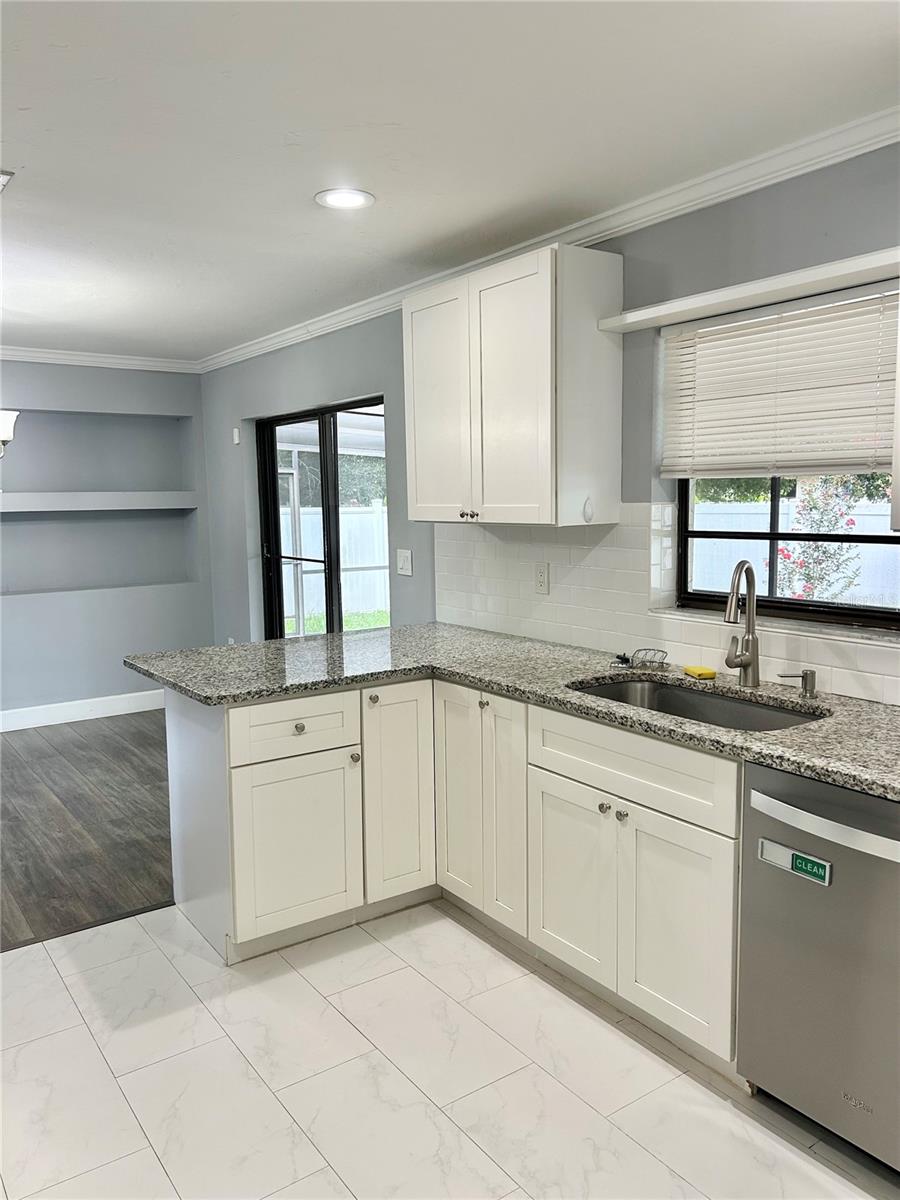 4633 BROOKSDALE DR — photo 17