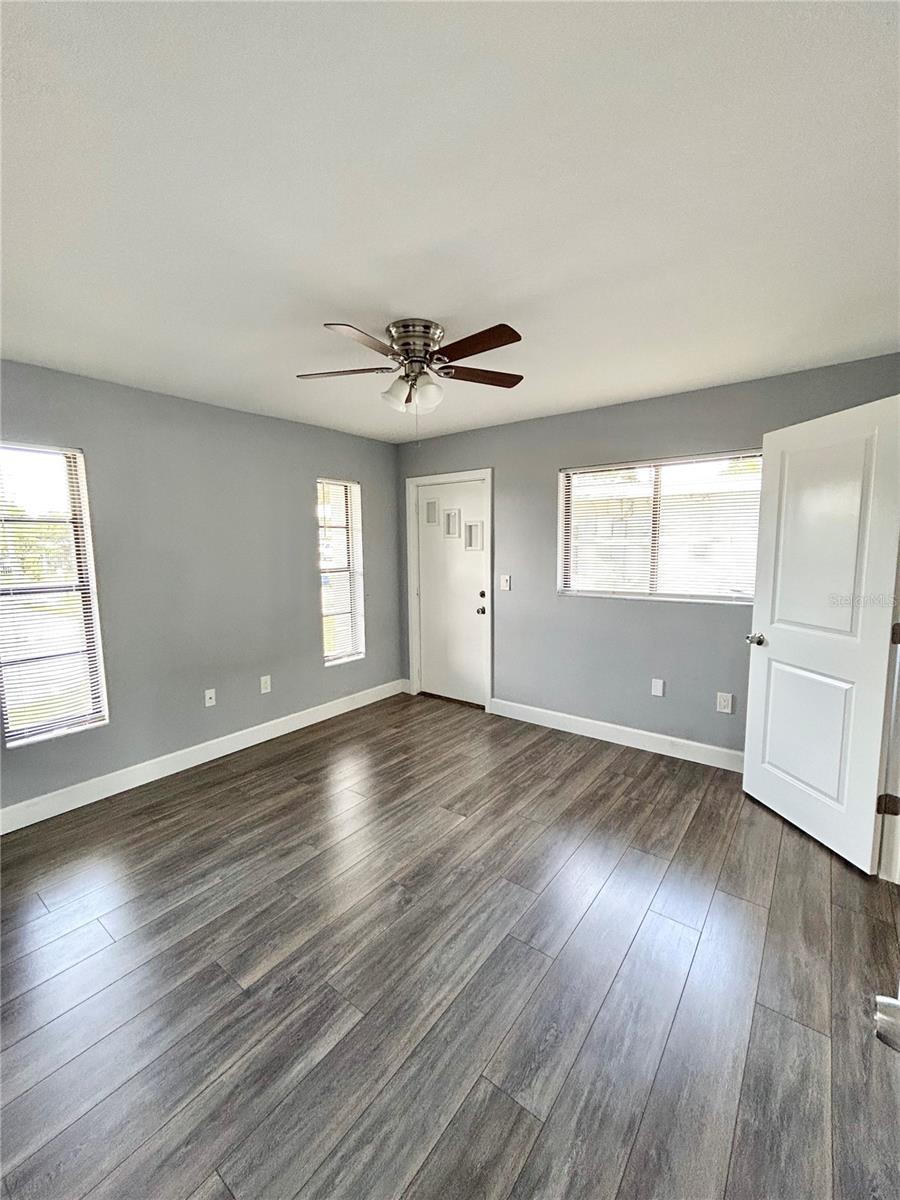4633 BROOKSDALE DR — photo 32