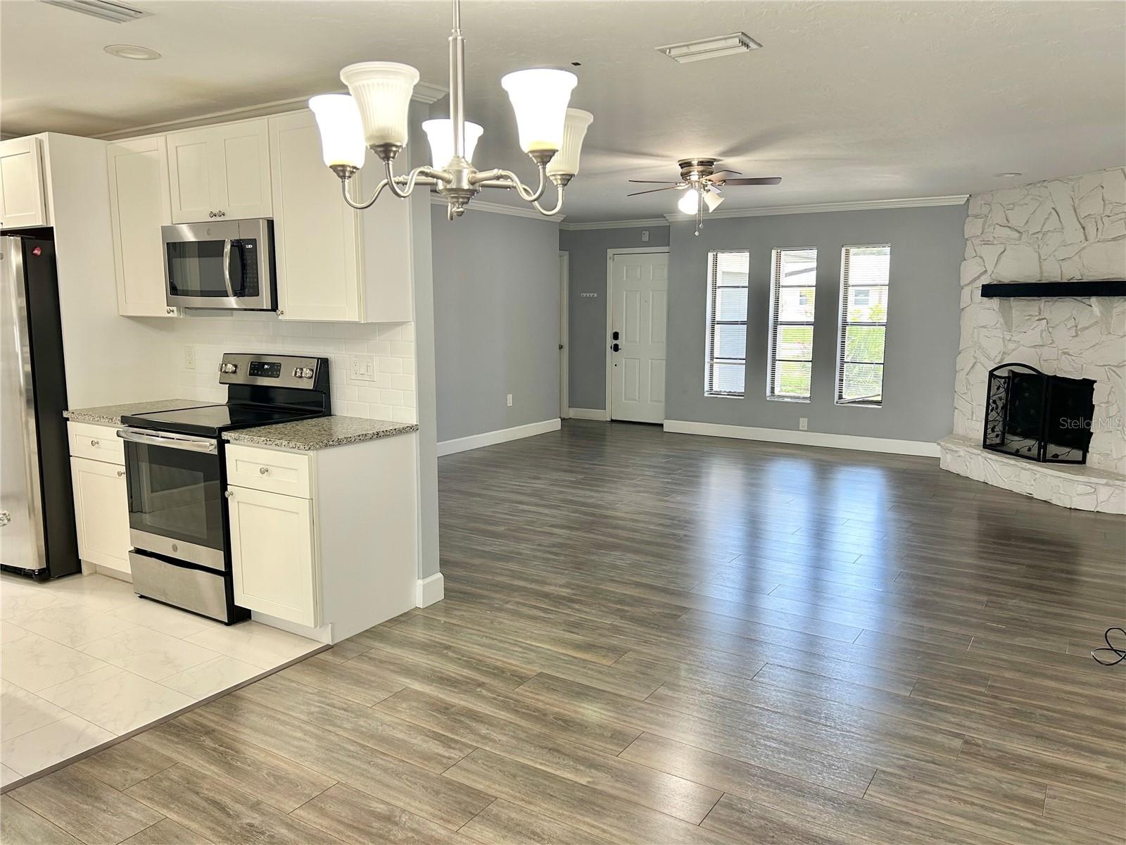 4633 BROOKSDALE DR — photo 8