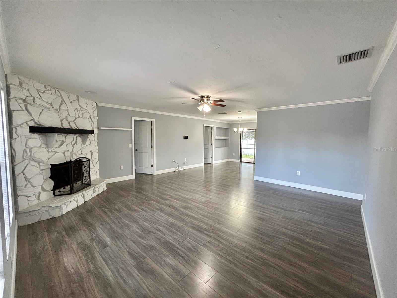 4633 BROOKSDALE DR — photo 4