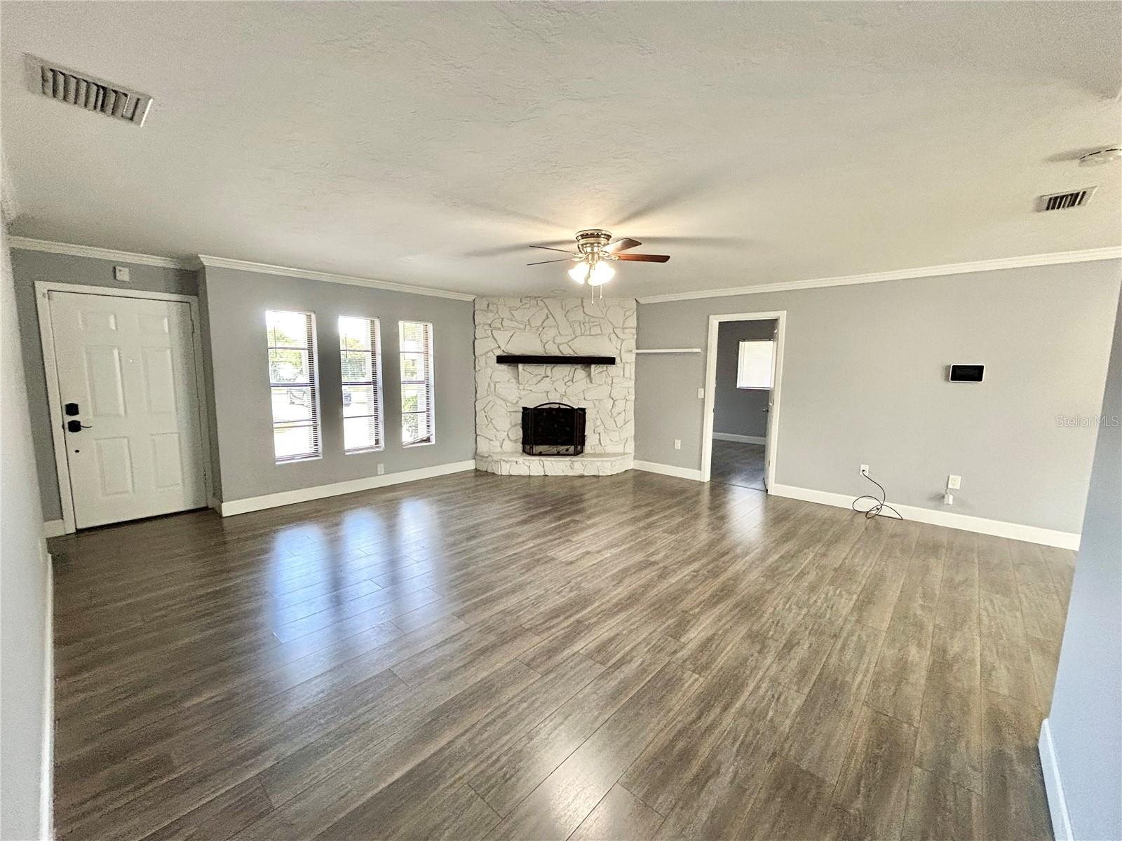 4633 BROOKSDALE DR — photo 7