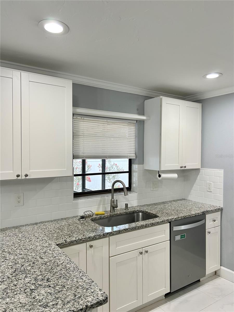 4633 BROOKSDALE DR — photo 14