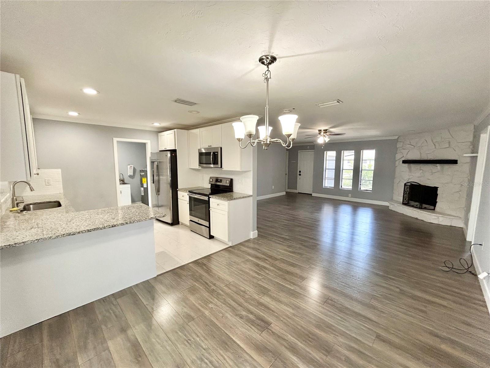 4633 BROOKSDALE DR — photo 9
