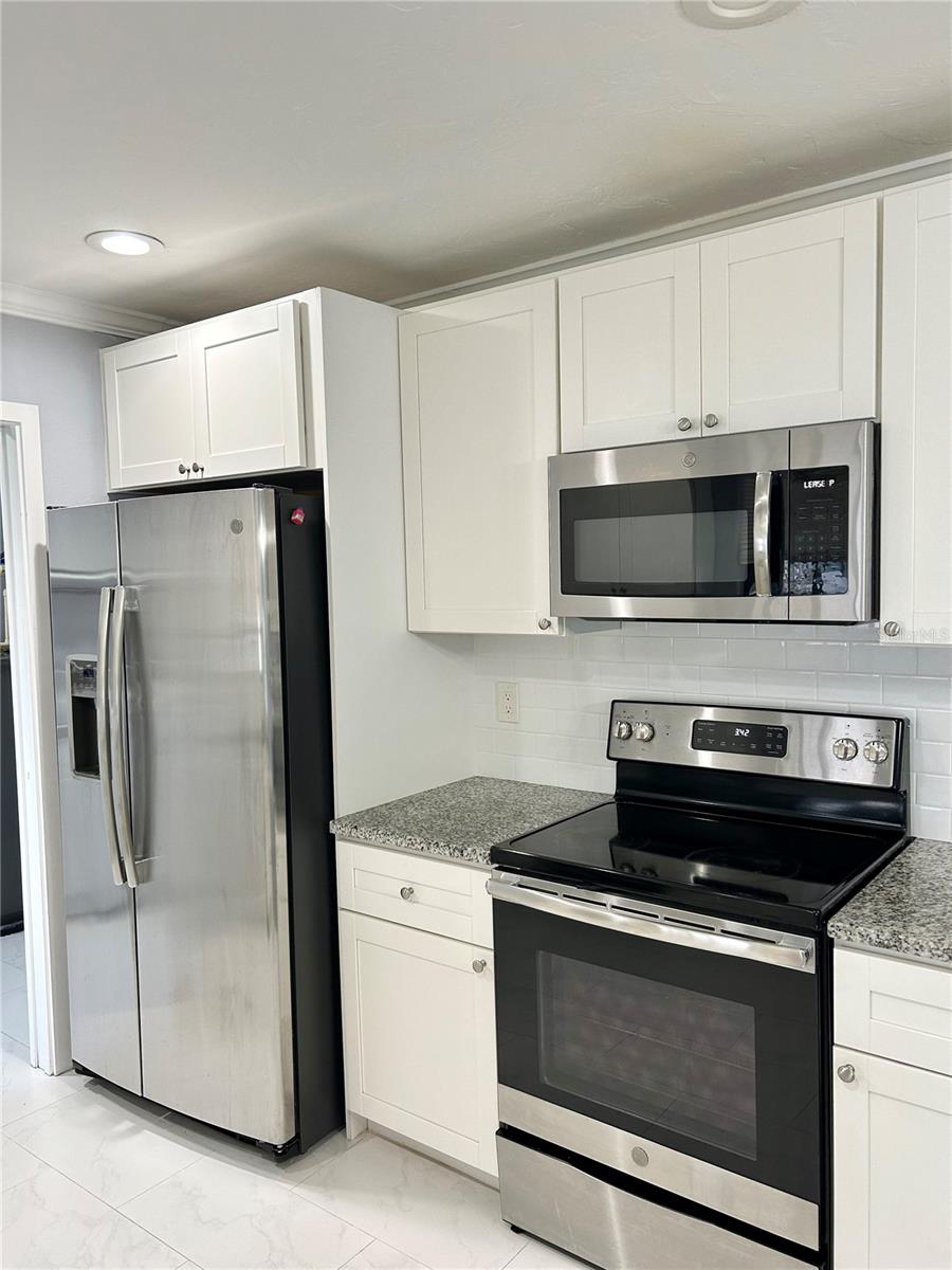 4633 BROOKSDALE DR — photo 13