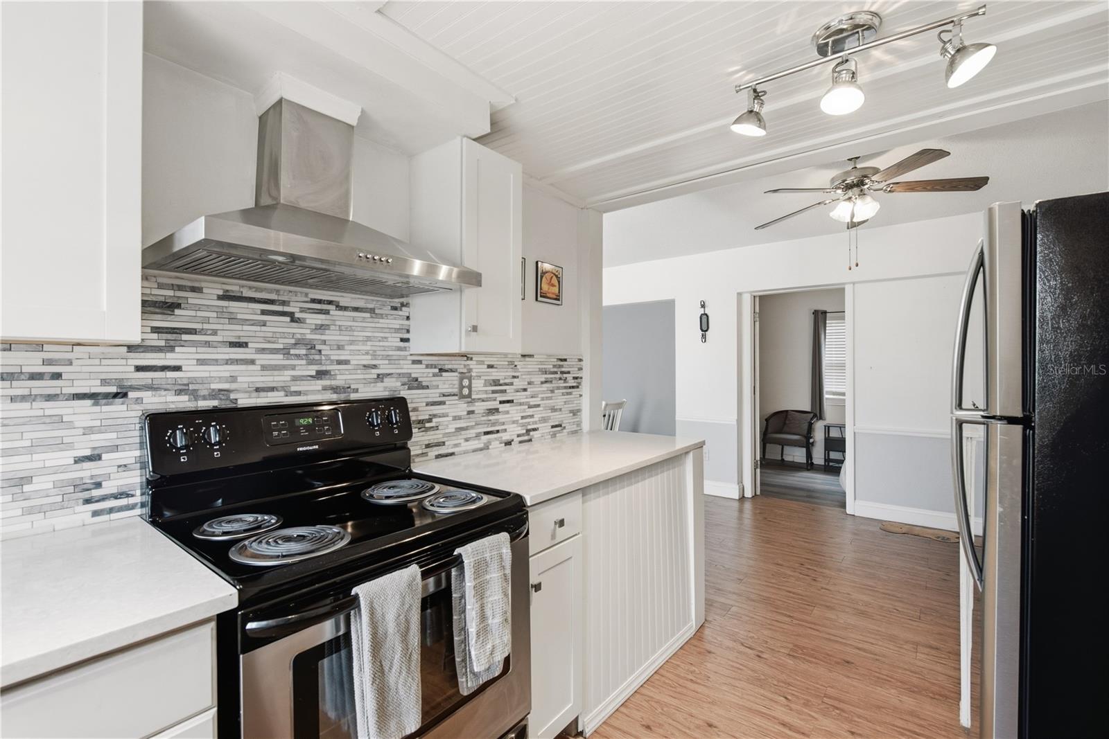 536 PATRICIA AVE — photo 14