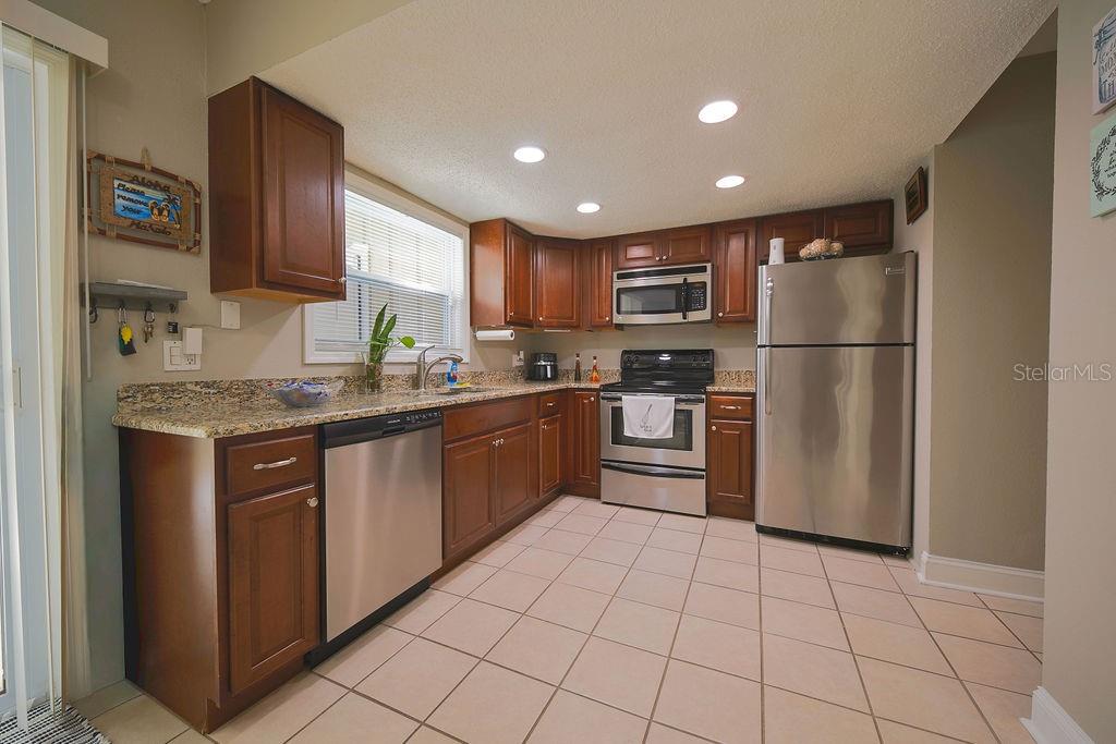 6902 SOLEDAD CT — photo 9