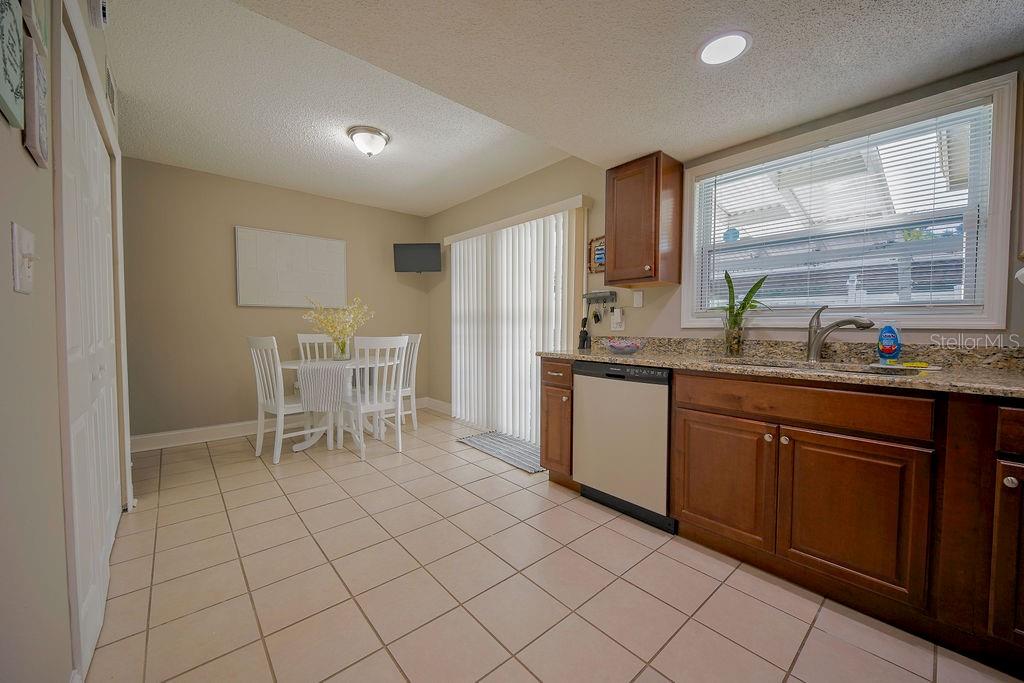 6902 SOLEDAD CT — photo 8