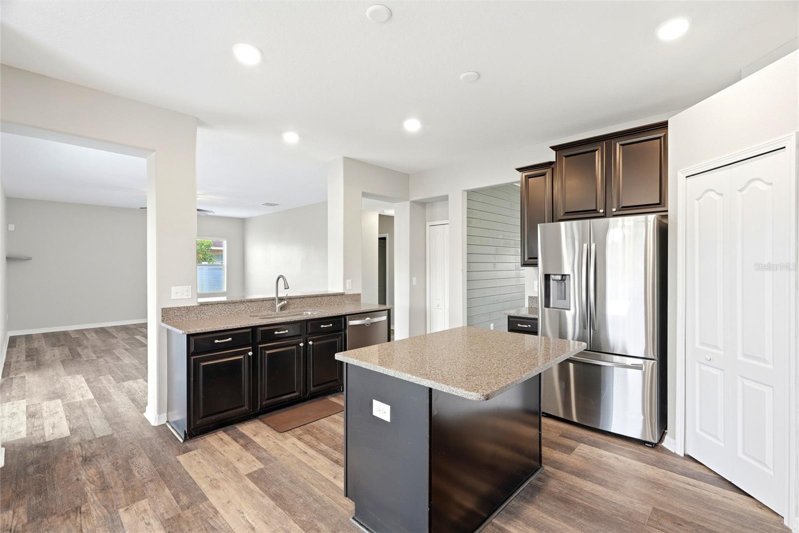909 MEADOW GLADE DR — photo 8