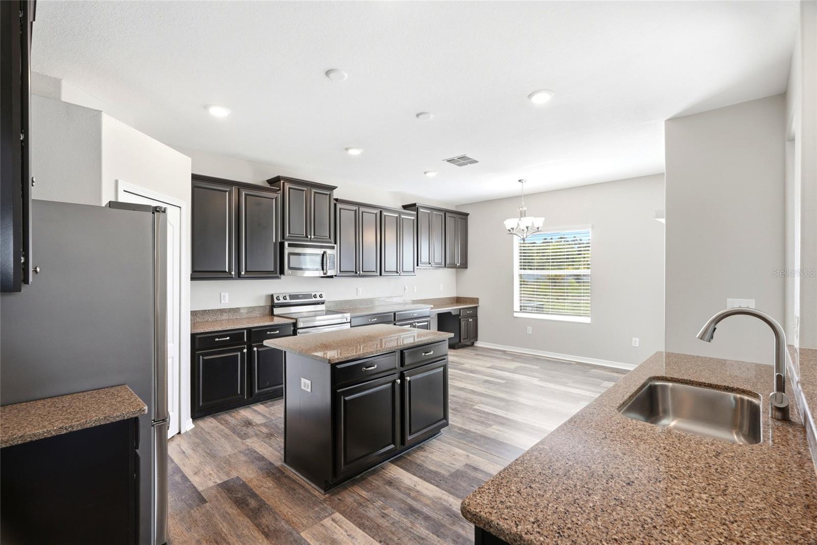 909 MEADOW GLADE DR — photo 6