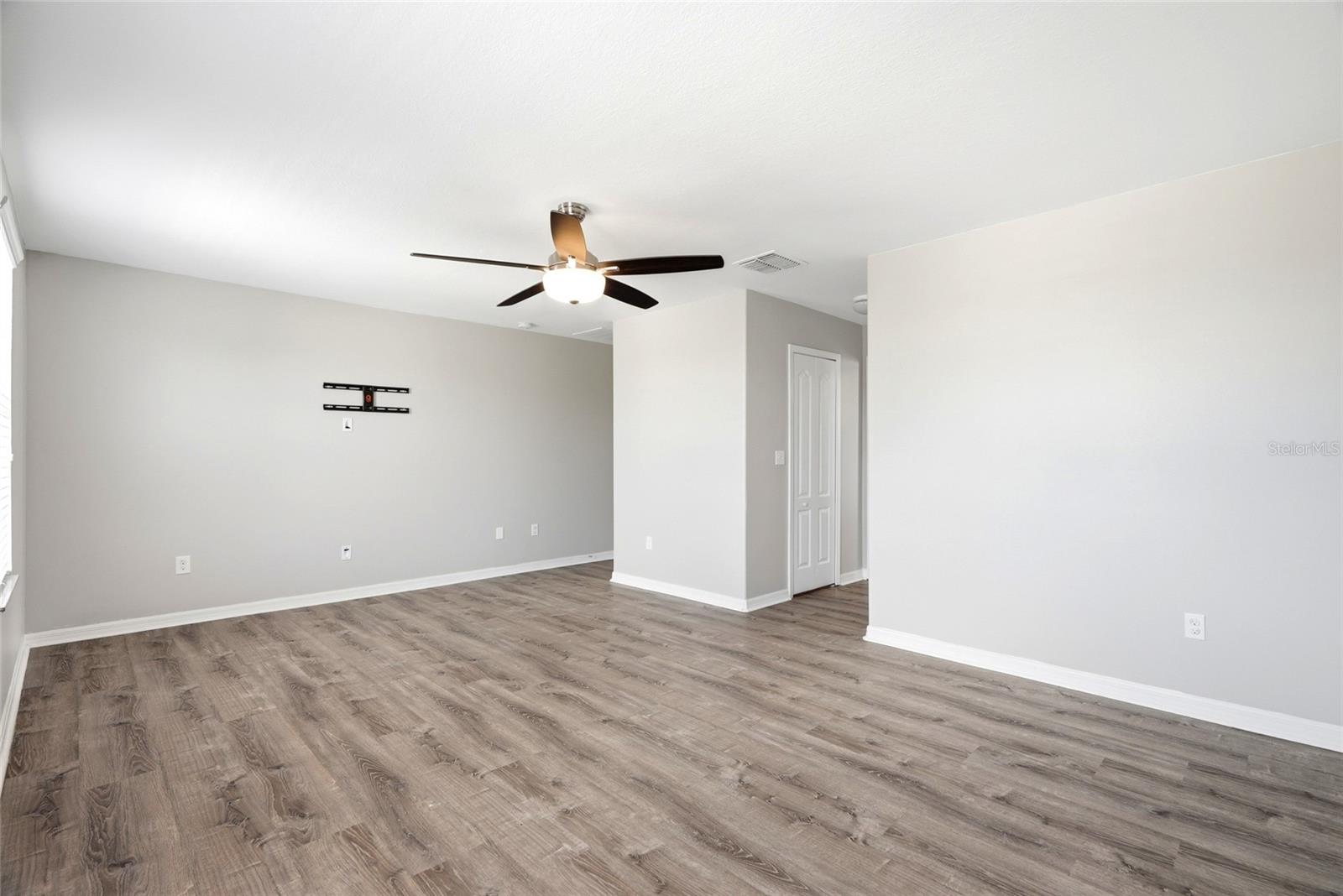 909 MEADOW GLADE DR — photo 30
