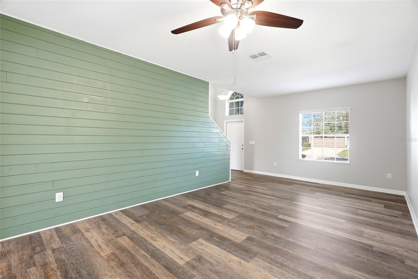 909 MEADOW GLADE DR — photo 19