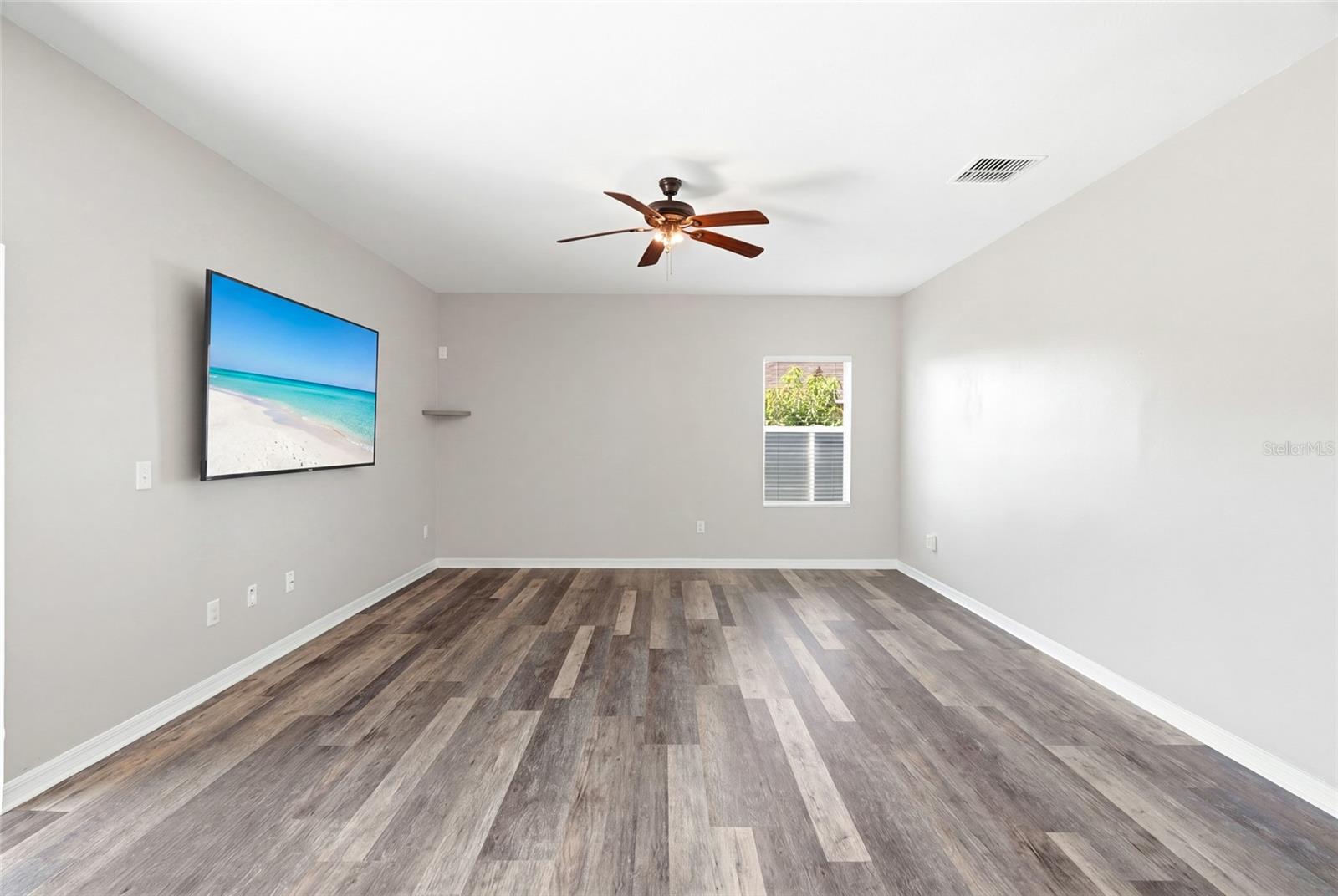 909 MEADOW GLADE DR — photo 17