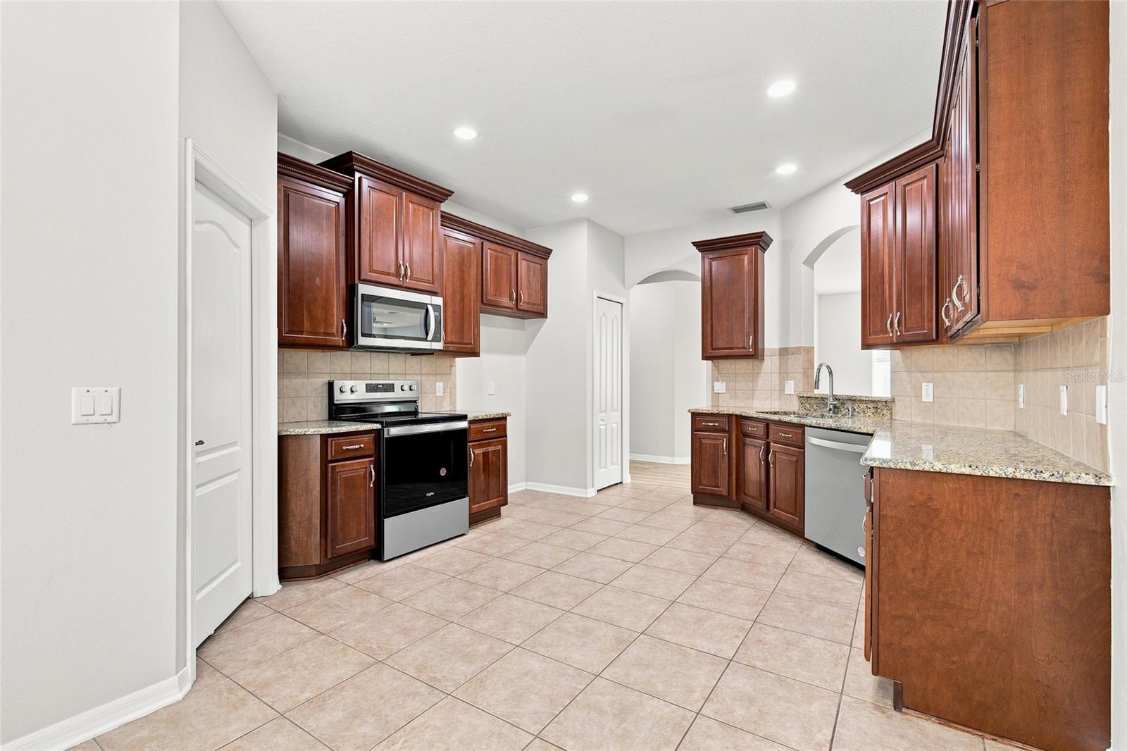 7806 GRASMERE DR — photo 12