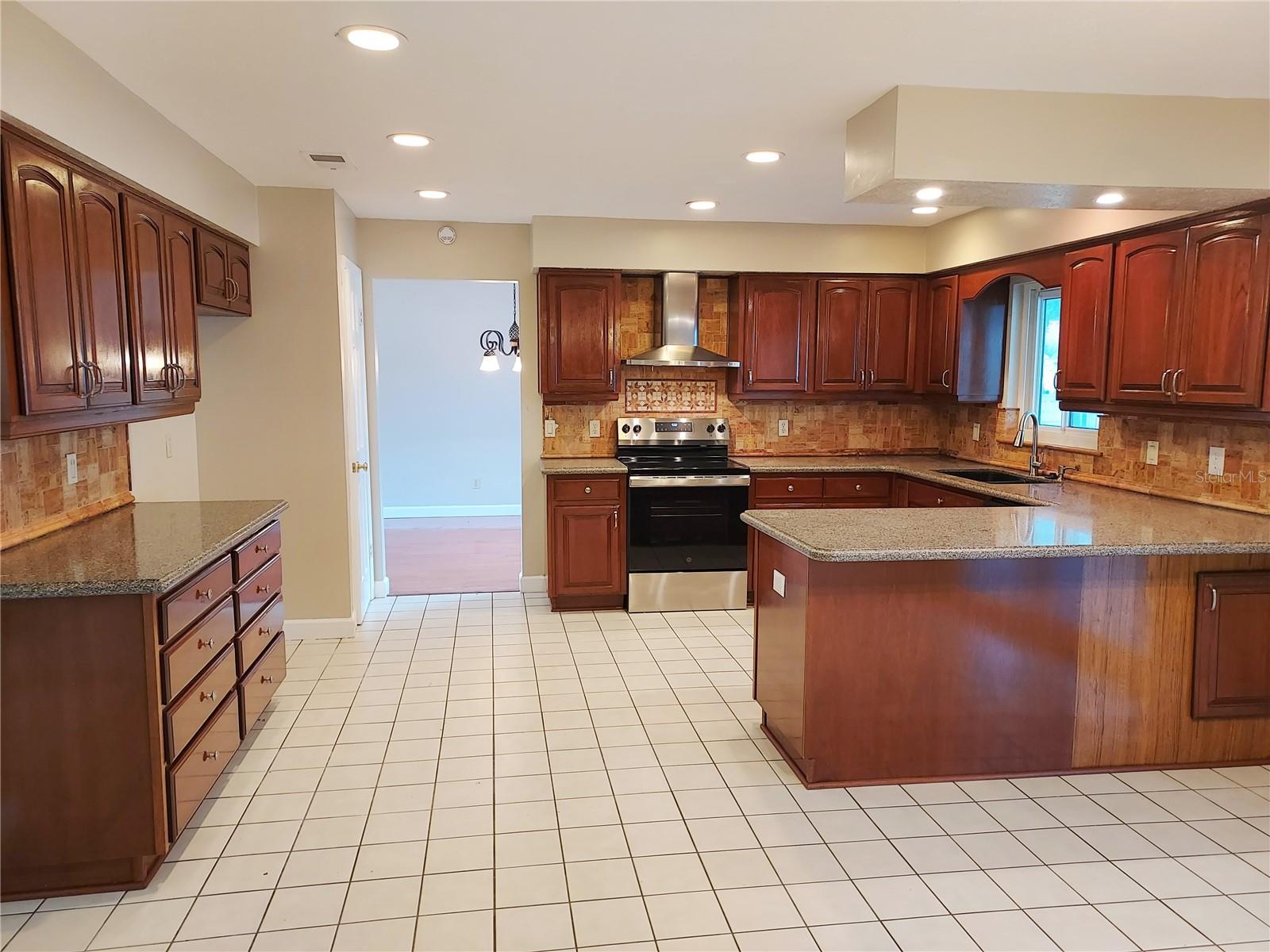 702 HYSSOP PL — photo 14