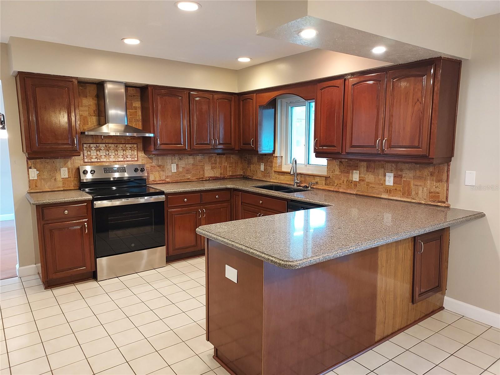 702 HYSSOP PL — photo 15