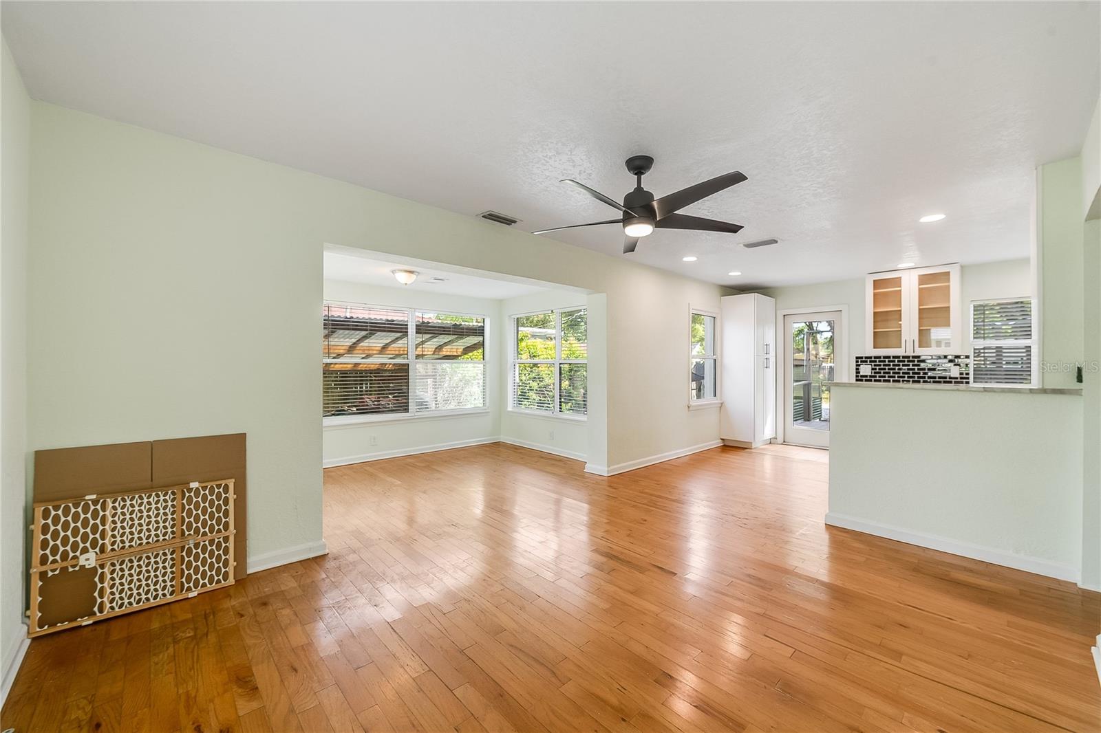 1010 W BERRY AVE — photo 12