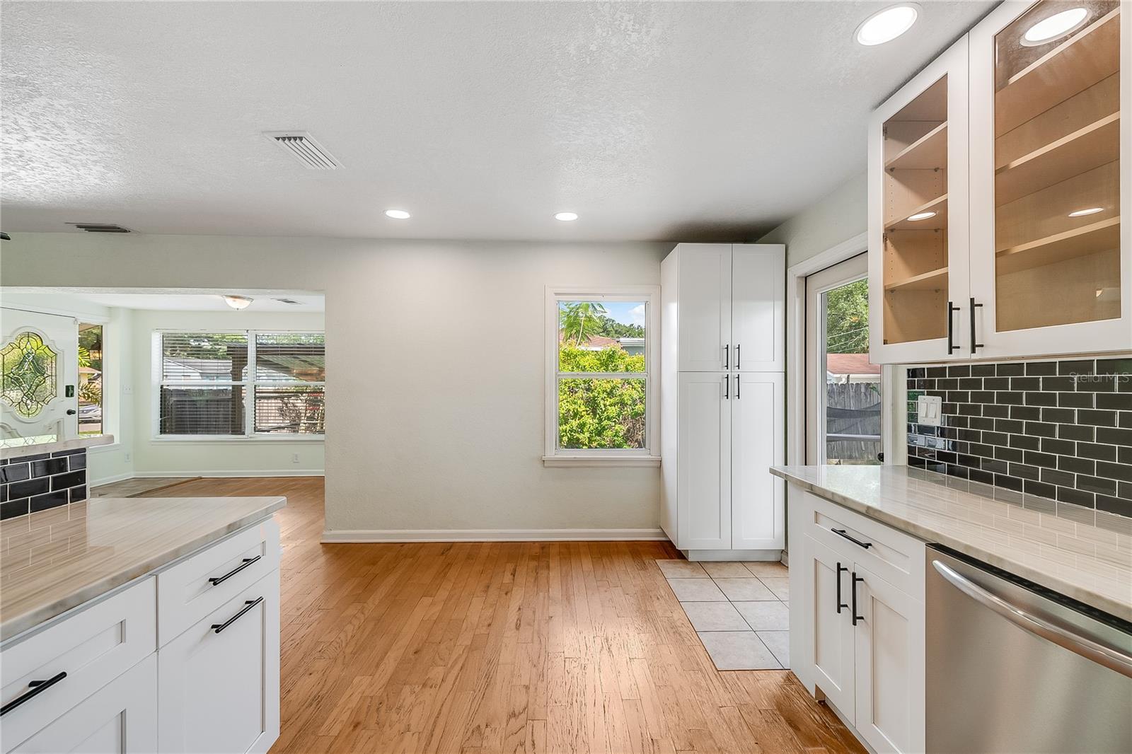 1010 W BERRY AVE — photo 11