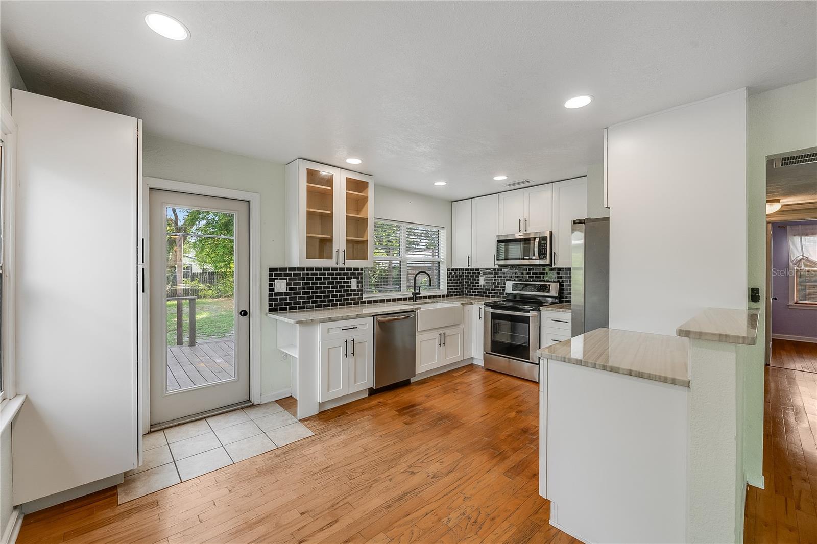 1010 W BERRY AVE — photo 8