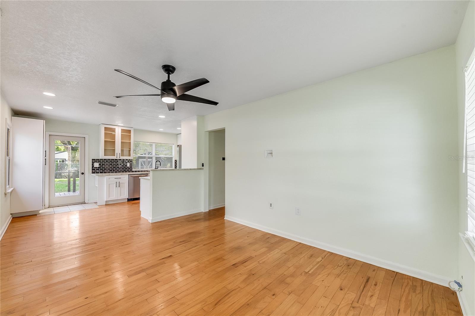 1010 W BERRY AVE — photo 14