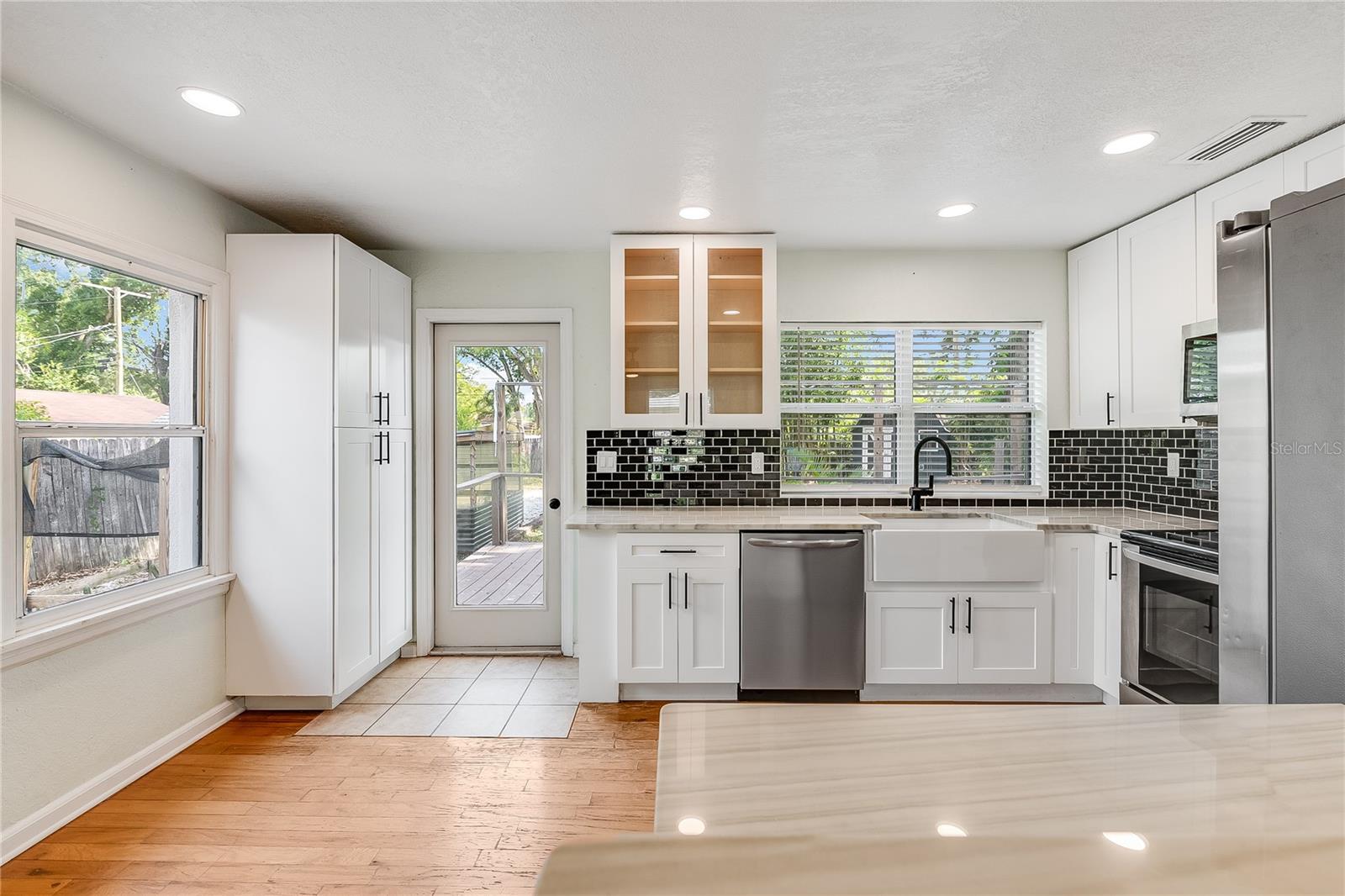 1010 W BERRY AVE — photo 9