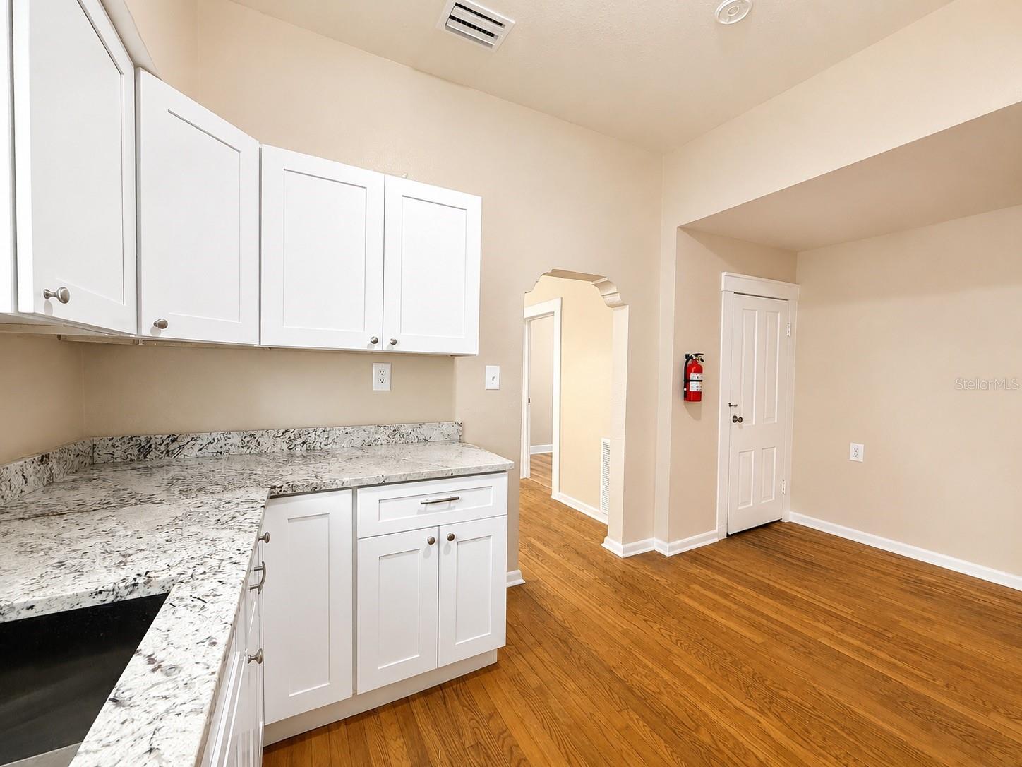 2124 W CHESTNUT ST — photo 14
