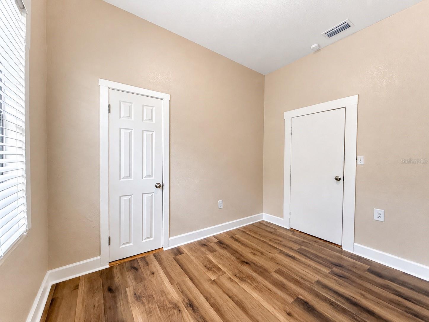2124 W CHESTNUT ST — photo 17
