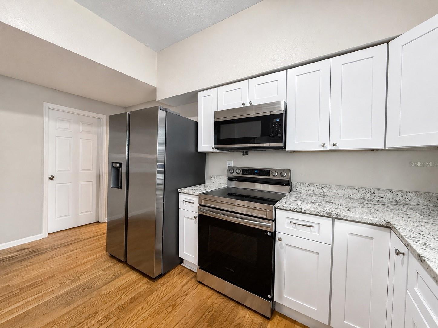 2124 W CHESTNUT ST — photo 10