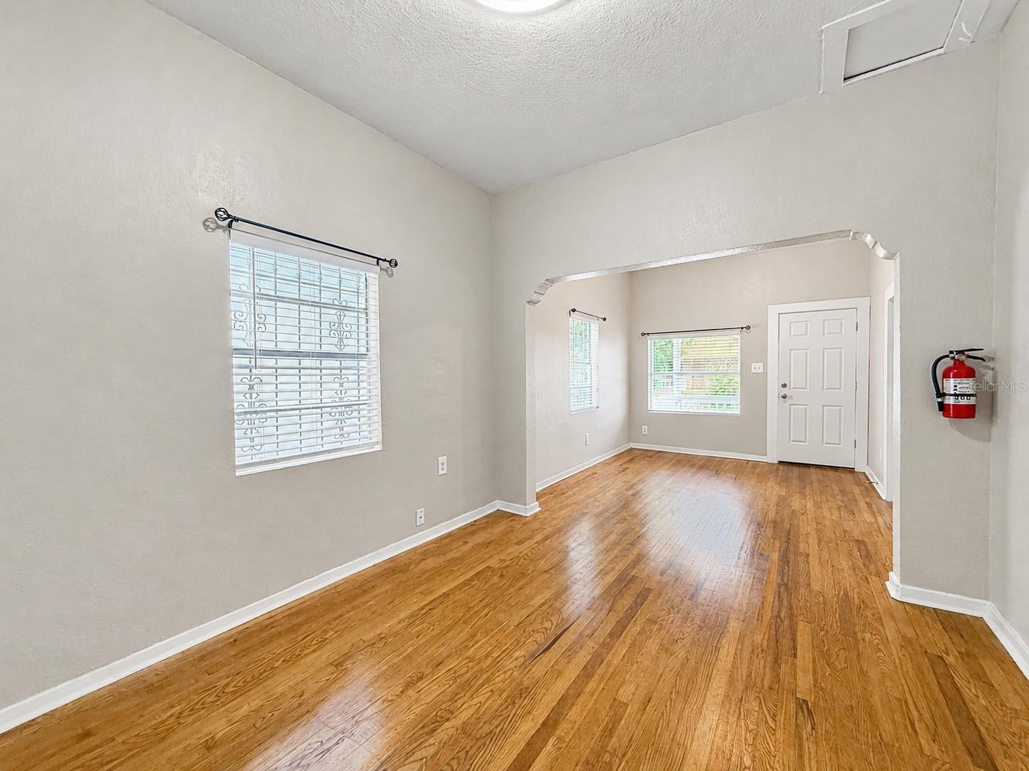 2124 W CHESTNUT ST — photo 8