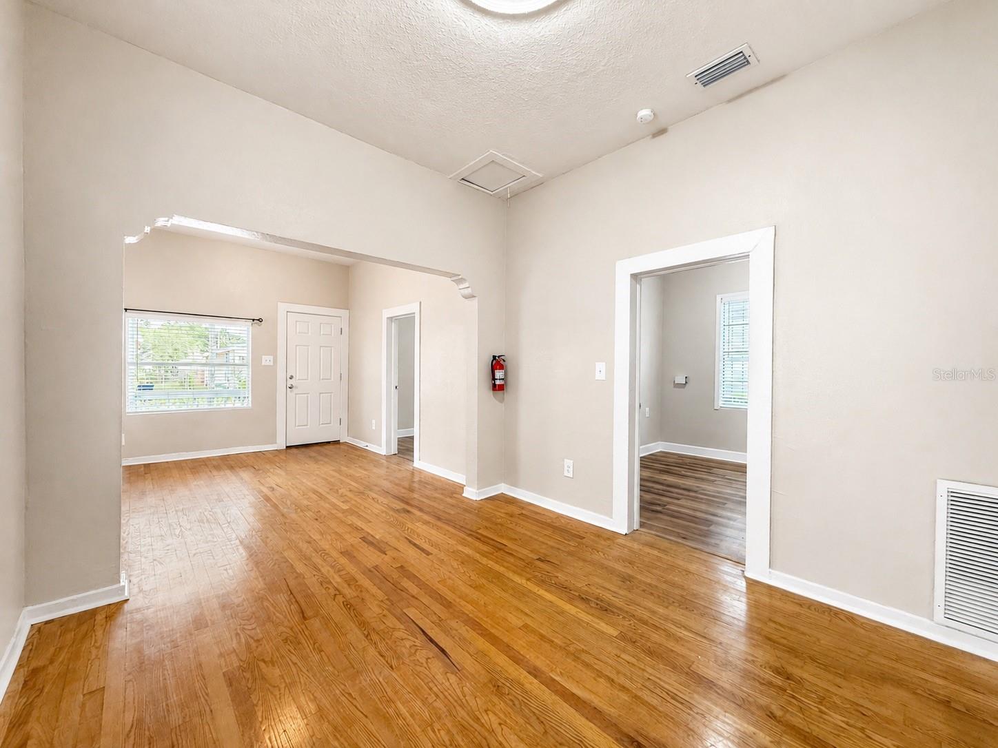 2124 W CHESTNUT ST — photo 9
