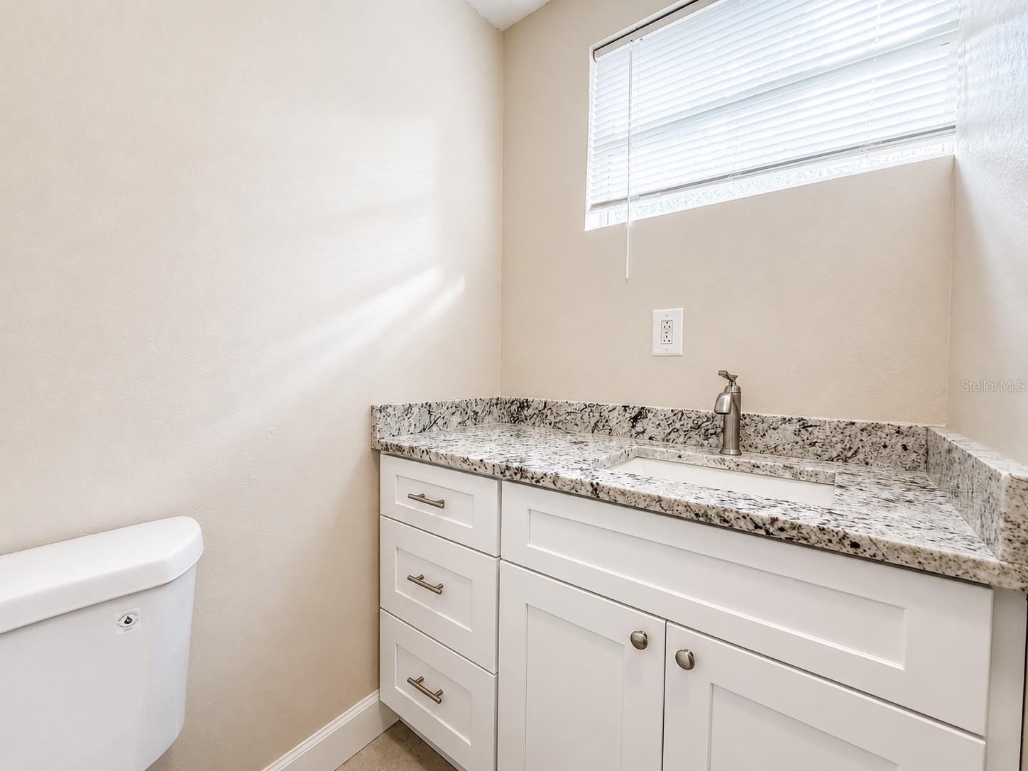 2124 W CHESTNUT ST — photo 11