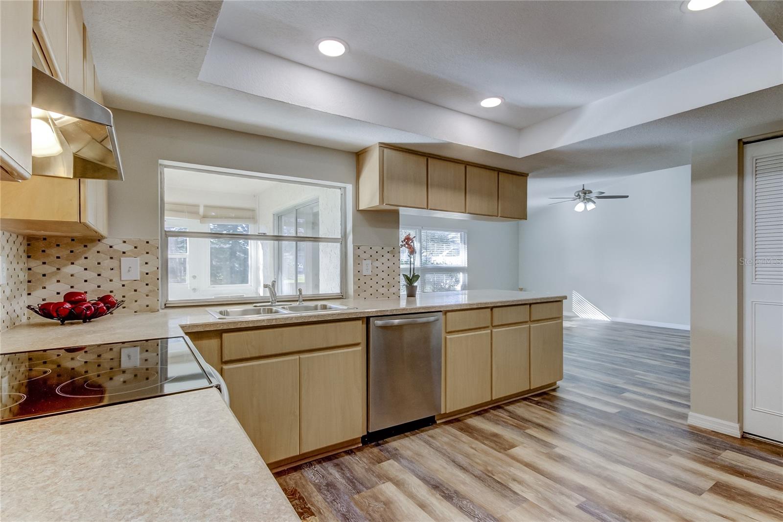 7926 FOXWOOD DR — photo 4