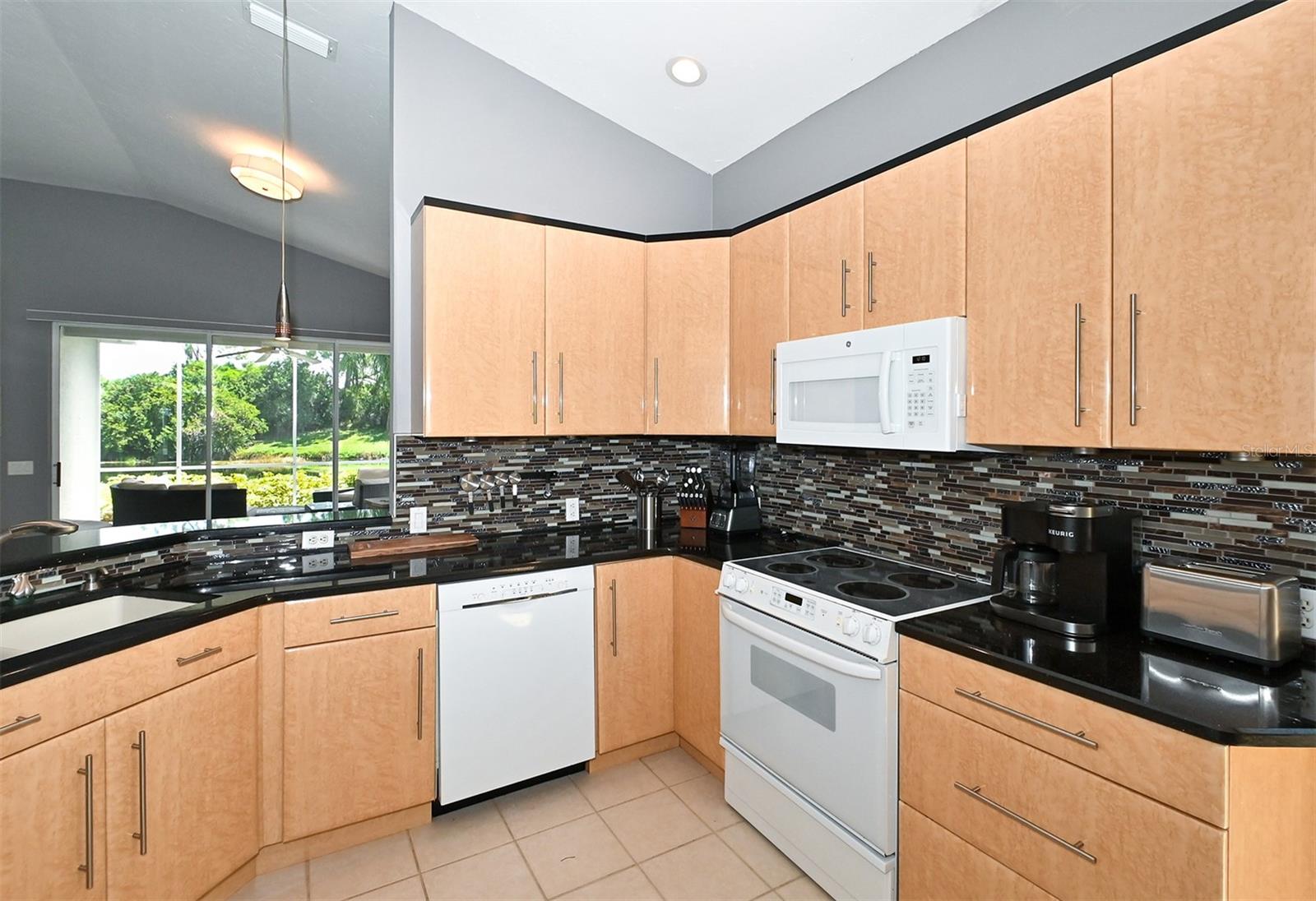 7131 KENSINGTON CT — photo 17