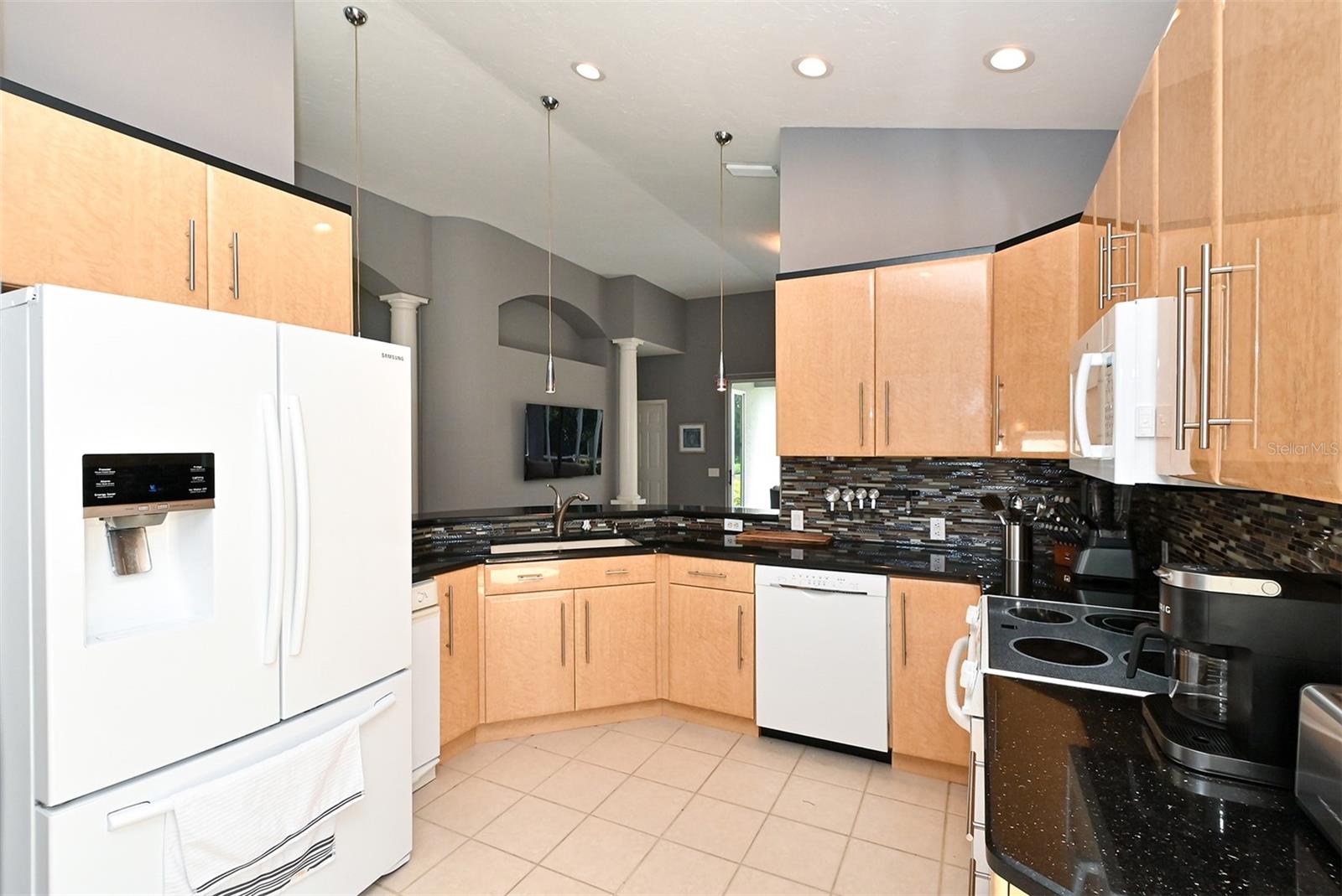 7131 KENSINGTON CT — photo 16