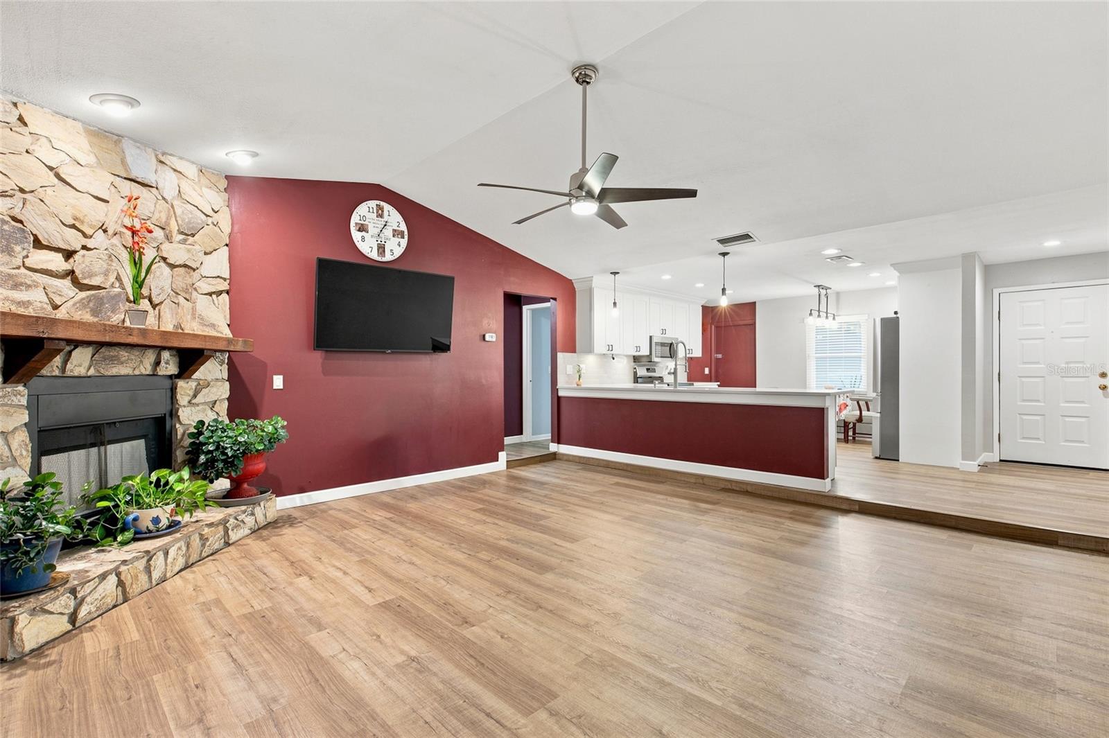 5016 SWALLOW DR — photo 3
