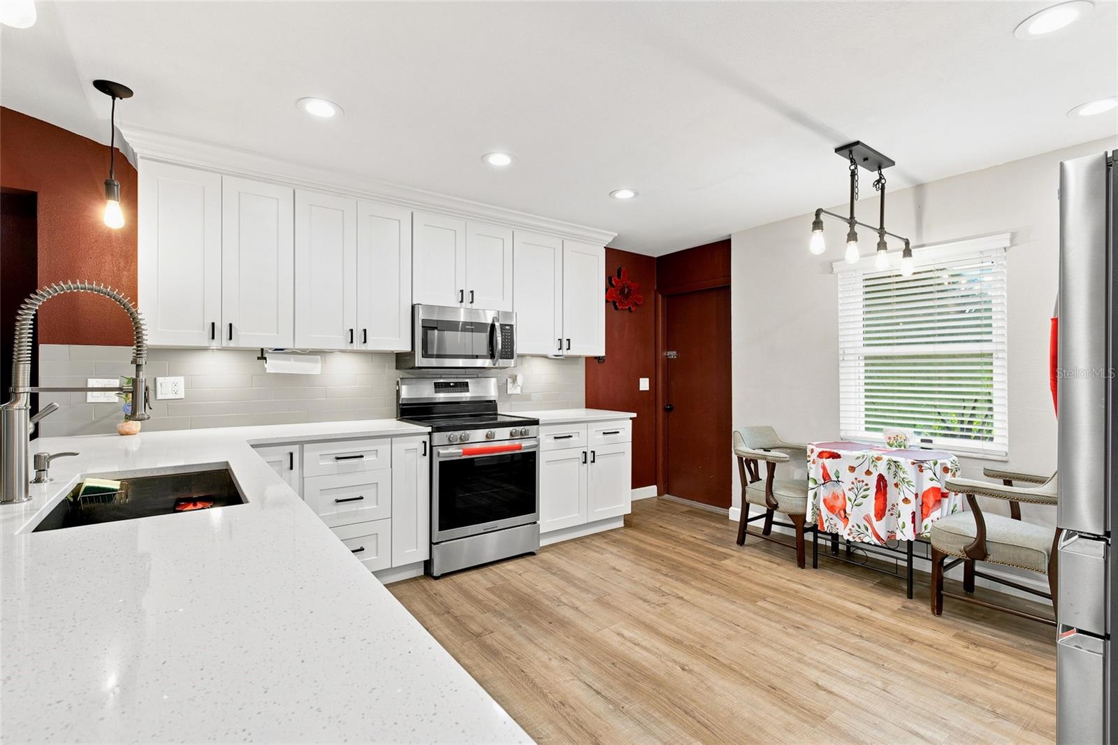 5016 SWALLOW DR — photo 8