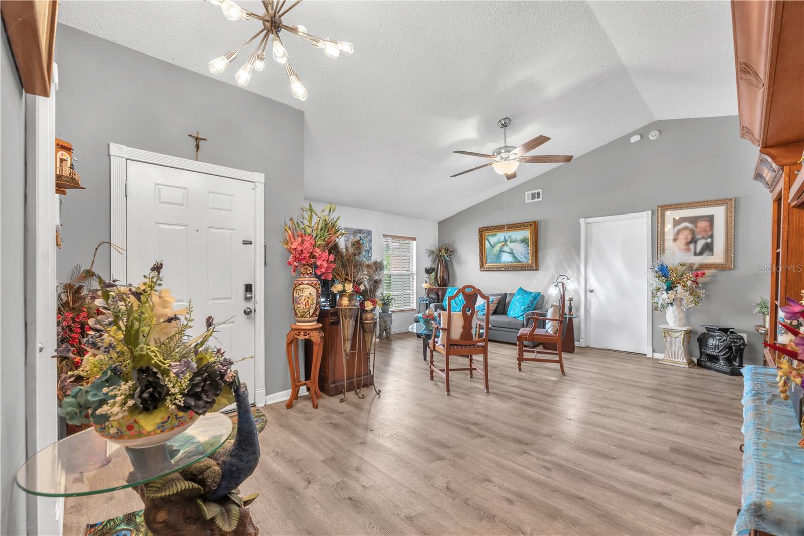 2114 W HANNA AVE — photo 4