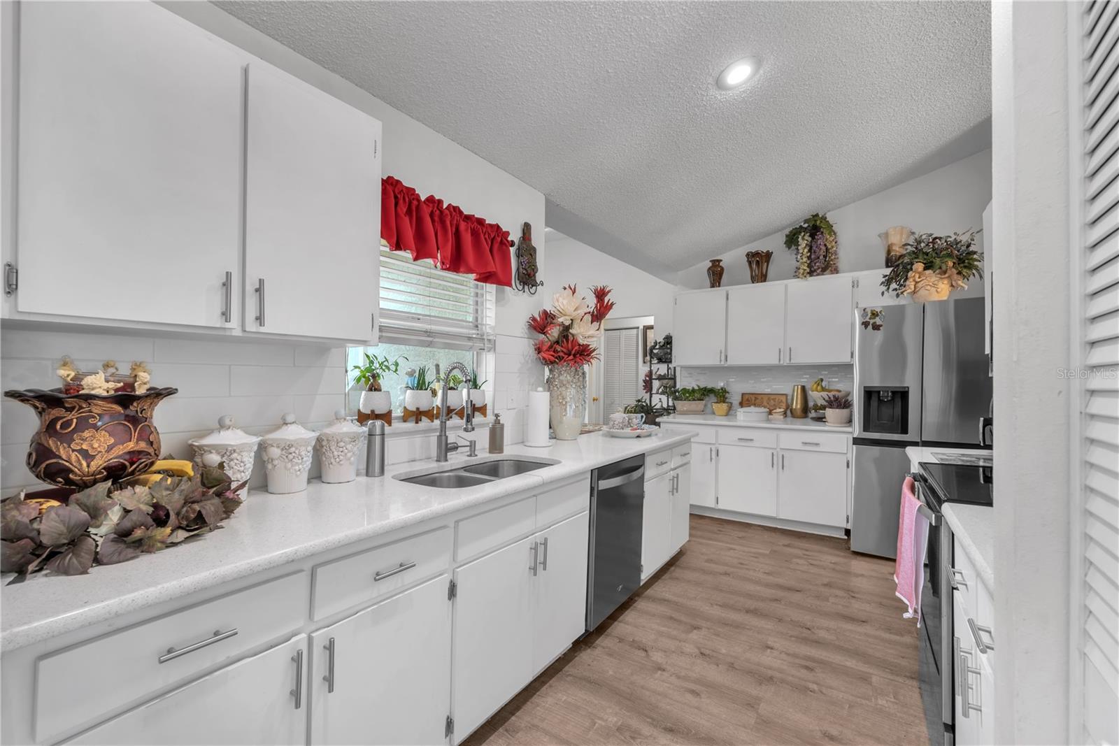 2114 W HANNA AVE — photo 10